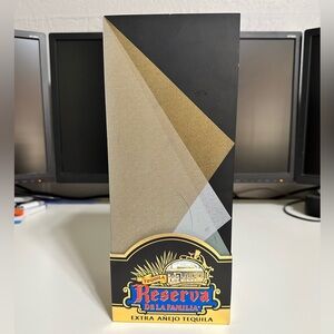 Jose Cuervo Reserva de la Familia Extra Añejo Box & Bottle 2020 Gonzalo Lebrija
